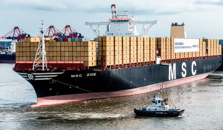 Die MSC Zoe, das größte Containerschiff der Welt, läuft in den H...