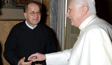Tadeusz Rydzyk bei einem Treffen mit Papst Benedikt in dessen So...