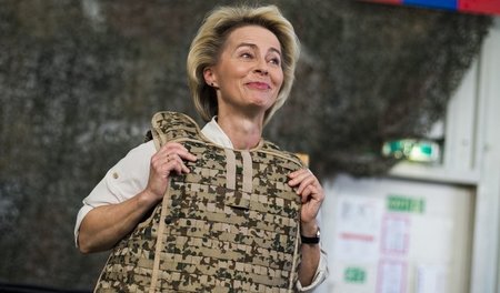 Bundesverteidigungs­ministerin Ursula von der Leyen im »Leopard«...