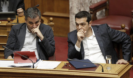 Der griechische Ministerpräsident Alexis Tsipras (r.) und Finanz...