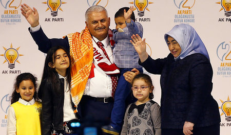 Mit Frau und Enkelkindern zum Winke-Fototermin: Binali Yildirim ...