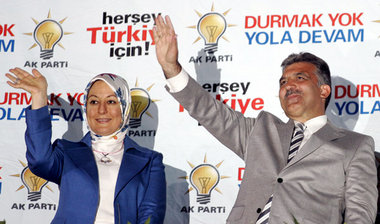 Gül mit seiner Frau Hayrünisa, die sich zum Kopftuch bekennt