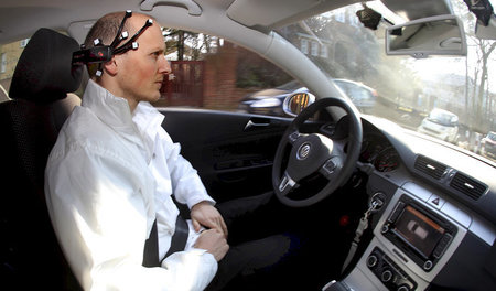 Präsentation von 2011: Computer »lernt« vom Meister. »Autonomes ...