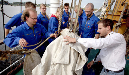 Studierende von AIDA Cruises lernen an Bord eines Schulschiffs d...