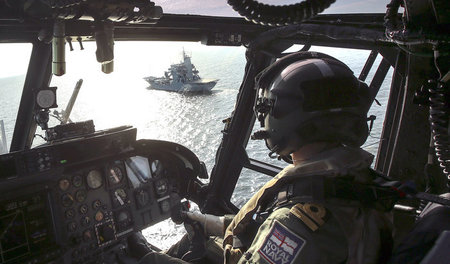 Ein britischer Hubschrauber beim NATO-Manöver »Baltop 2014« über...