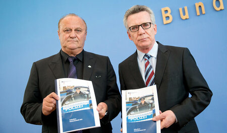 Der saarländische Innenminister Klaus Bouillon (links, CDU) stan...
