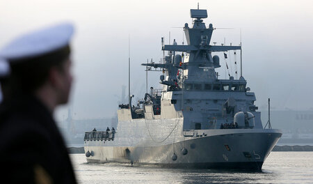 Warnemünde, 11. Januar: Die Korvette der Bundesmarine »Ludwigsha...