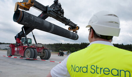 Röhrentransporter am Endpunkt von Nord Stream bei Lubmin nahe Gr...