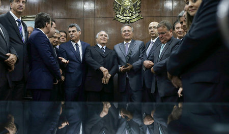 Brasiliens Putschpräsident Temer (Mitte) mit Planungsminister Ju...