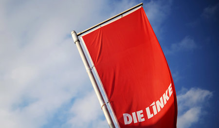 Fahne der Linkspartei beim Bundesparteitag, allerdings dem vom 2...