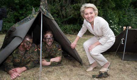 Über zwei süße Dreckspatzen freute sich Wehrministerin Ursula vo...