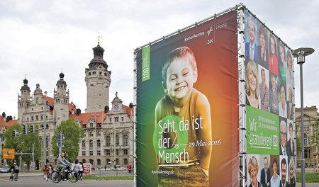 Und dafür gibt es Geld vom Staat: Plakate zum Katholikentag vor ...
