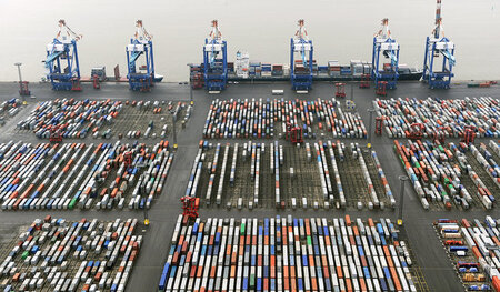 Aufgereihte Container am entsprechenden Terminal im Bremerhaven ...