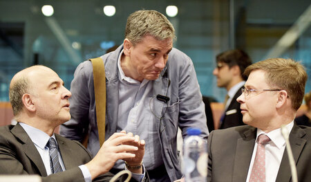 Die Finanzminister Pierre Moscovici (F) und Euclid Tsakalotos (G...