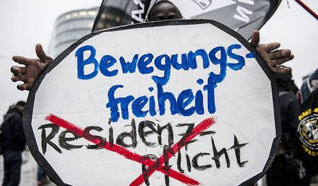 »Bewegungsfreiheit gegen Residenzpflicht«: Protest gegen die gep...
