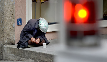 Eine bettelnde Person in der Salzburger Altstadt (1. August 2014...