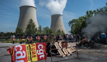 AKW Nogent sur Seine am Donnerstag: Gewerkschafter blockieren di...