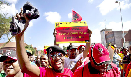 Unterstützer des südafrikanischen Gewerkschaftsdachverbandes COS...
