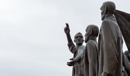 Denkmal von Fritz Cremer auf dem Ettersberg: »Buchenwald. Nächst... Denkmal von Fritz Cremer auf dem Ettersberg: »Buchenwald. Nächst...