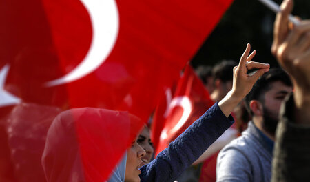 Der »Wolfsgruß« türkischer Ultranationalisten am Samstag in Berl... Der »Wolfsgruß« türkischer Ultranationalisten am Samstag in Berl...