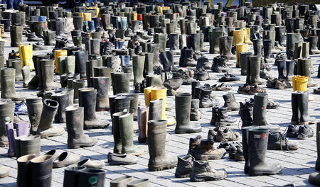 Jeder der 8.000 Gummistiefel vor dem Brandenburger Tor steht für... Jeder der 8.000 Gummistiefel vor dem Brandenburger Tor steht für...