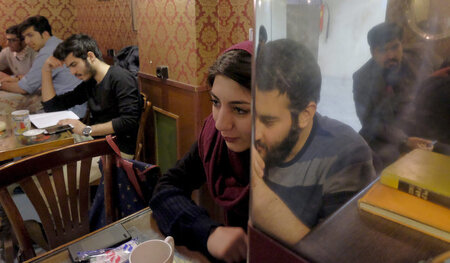 Nur nicht miteinander tanzen: junge Erwachsene in einem Café in ...