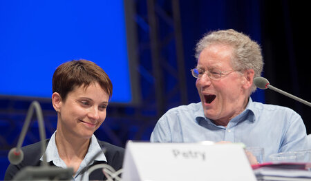 So lustig wie hier neben der damals frisch gewählten AfD-Chefin ...