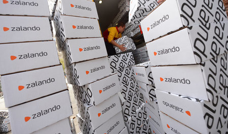 Turmhoch baut sich die Arbeit für die Beschäftigten auf, den sch...