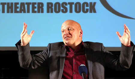 Sewan Latchinian stellt bei einer Pressekonferenz in Rostock (Me... Sewan Latchinian stellt bei einer Pressekonferenz in Rostock (Me...
