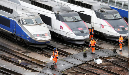 Saubermachen vor dem Streik: Arbeiter im Depot für den Schnellzu...
