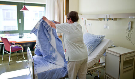 Eine Krankenpflegerin der Onkologie im Klinikum in Nürnberg bere...