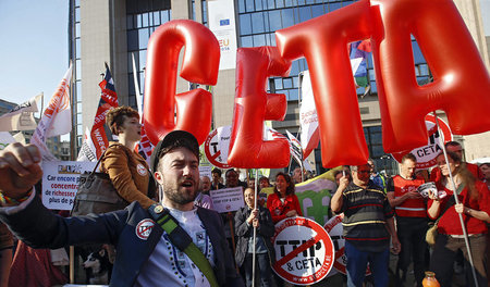 Proteste gegen die Abkommen TTIP und CETA vor Gebäuden der EU in...