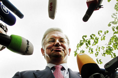 Wettert gegen Die Linke – Hessens Ministerpräsident Roland Koch ... Wettert gegen Die Linke – Hessens Ministerpräsident Roland Koch ...