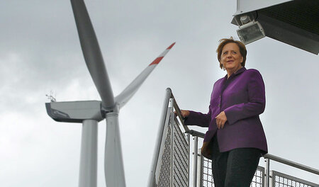 Luftiges Oberstübchen. Die Bundeskanzlerin bewirbt die Windindus... Luftiges Oberstübchen. Die Bundeskanzlerin bewirbt die Windindus...
