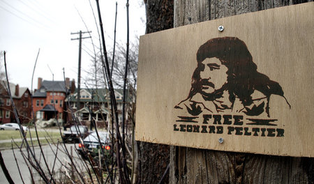 Befreit Leonard Peltier: In Detroit wird die Entlassung des Akti... Befreit Leonard Peltier: In Detroit wird die Entlassung des Akti...