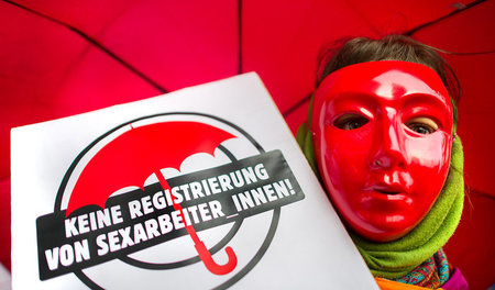 Sexarbeiterin beim Protest gegen das geplante Gesetz in einer Ha... Sexarbeiterin beim Protest gegen das geplante Gesetz in einer Ha...