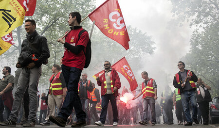 Vor dem Medef-Sitz: Mitglieder der kommunistischen Gewerkschaft ... Vor dem Medef-Sitz: Mitglieder der kommunistischen Gewerkschaft ...