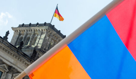 Die armenische Flagge am 02.06.2016 vor dem Bundestag in Berlin Die armenische Flagge am 02.06.2016 vor dem Bundestag in Berlin