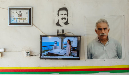 In Machmur allgegenwärtig: Zeichnung und Bild von Abdullah Öcala...