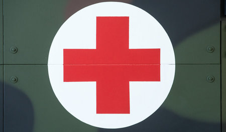 Ein Rotes Kreuz ist in der Gäuboden-Kaserne in Feldkirchen an ei... Ein Rotes Kreuz ist in der Gäuboden-Kaserne in Feldkirchen an ei...