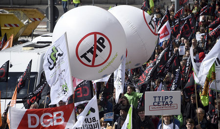 Die Anti-TTIP-Demonstrationen sind ein Beispiel für wirkungsvoll... Die Anti-TTIP-Demonstrationen sind ein Beispiel für wirkungsvoll...