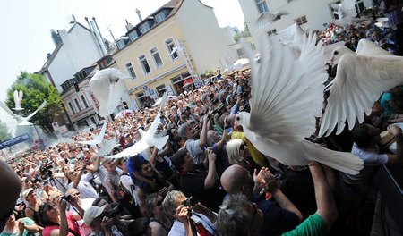 Weiße Tauben fliegen beim Kulturfest Birlikte in Köln. Hier im J...