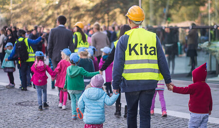 Schutzkleidung für Fachpersonal ist in diesem Fall vorhanden. Ze... Schutzkleidung für Fachpersonal ist in diesem Fall vorhanden. Ze...