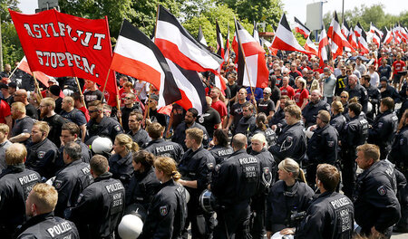 Fürsorgliche Beobachtung der Neonazis am Samstag in Dortmund Fürsorgliche Beobachtung der Neonazis am Samstag in Dortmund