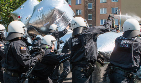 Polizisten zerstörten am Samstag in Dortmund diese Theaterrequis... Polizisten zerstörten am Samstag in Dortmund diese Theaterrequis...