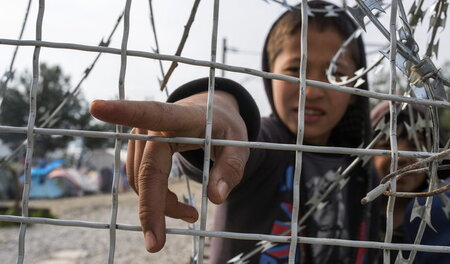»Migrationskontrolle« (Junge aus Afghanistan an der mazedonisch-... »Migrationskontrolle« (Junge aus Afghanistan an der mazedonisch-...