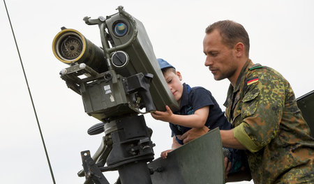 Die Kleinsten auf den »Dienst an der Waffe« neugierig machen: De... Die Kleinsten auf den »Dienst an der Waffe« neugierig machen: De...