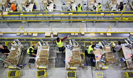 Die Gründe der Amazon-Beschäftigten, sich am Arbeitskampf zu bet... Die Gründe der Amazon-Beschäftigten, sich am Arbeitskampf zu bet...