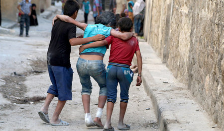 Gegenseitige Hilfe: In Aleppo sind die Menschen auf die Unterstü... Gegenseitige Hilfe: In Aleppo sind die Menschen auf die Unterstü...