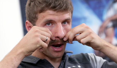 Auch Thomas Müller soll später zum Fußballspielen in sein sicher... Auch Thomas Müller soll später zum Fußballspielen in sein sicher...